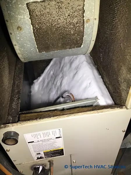 evaporator coil dengan lapisan es tebal akibat perawatan buruk