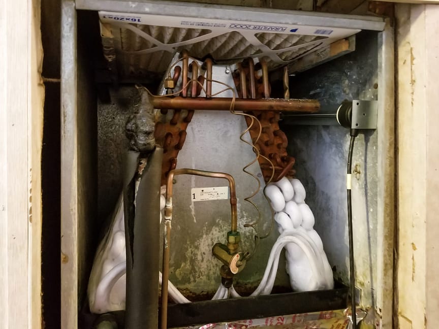 evaporator coil AC membeku dan ada kondensasi berlebih di sekitar coil